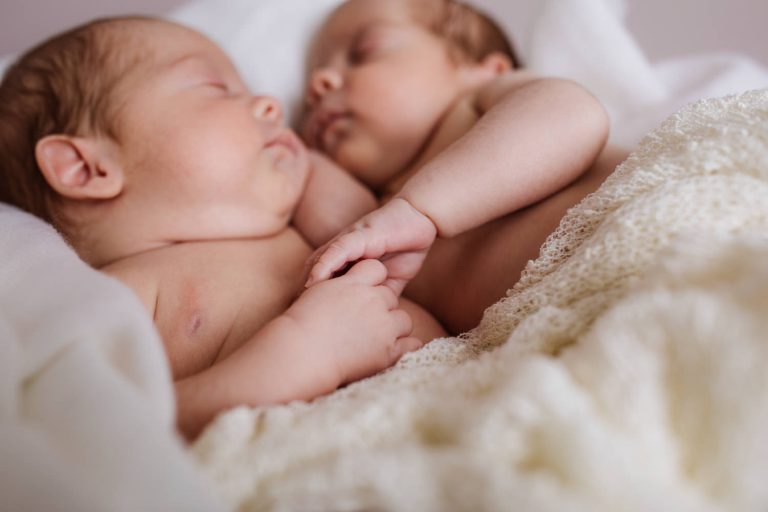 Zwillinge schlafen bei Babyfotos - Fotograf Weilheim