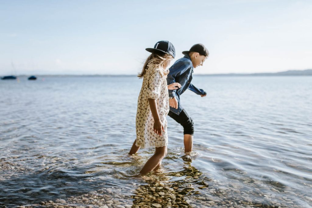 Geschwister im Wasser vom Starnberger See - Kinderfotos - Kinderfotograf Starnberg