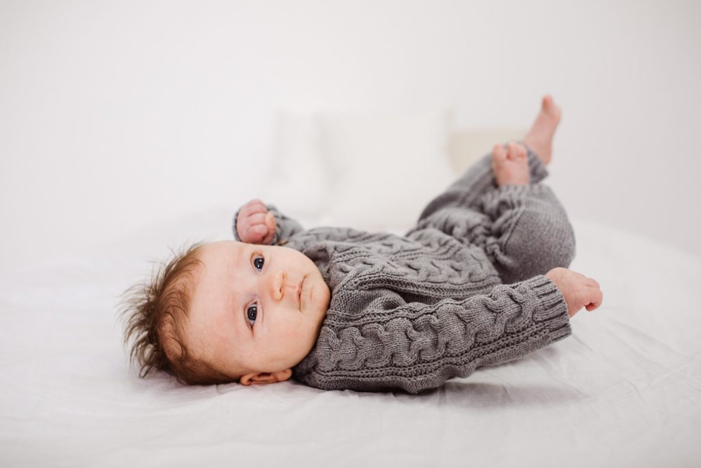Newborn Baby Foto im grauen gestrickten Strampler - Garmisch