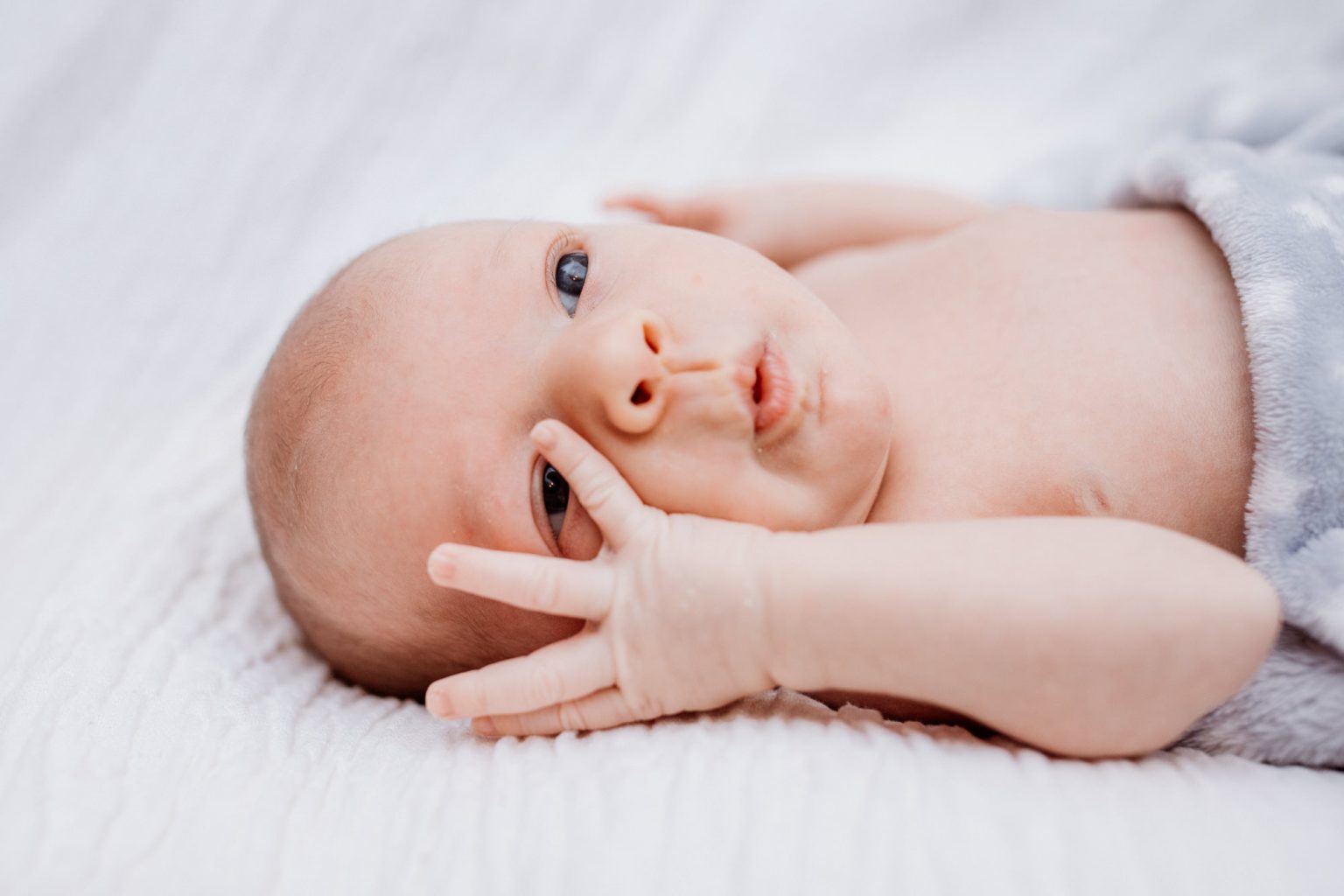 Erstauntes Babygesicht beim Fotoshooting zu Hause