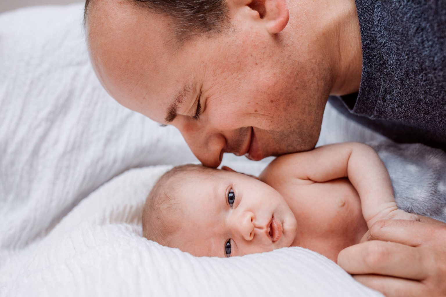 Papa und Neugeborenen Babyfotos zu Hause