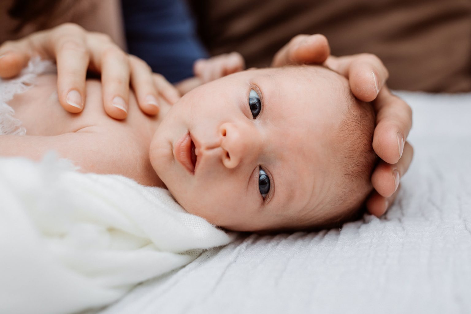 Erstaunter Blick vom Baby beim Fotoshooting zu Hause
