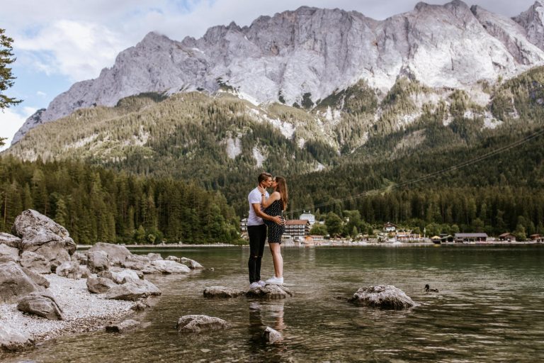 Paar Babybauch Fotos am Eibsee mit der Zugspitze