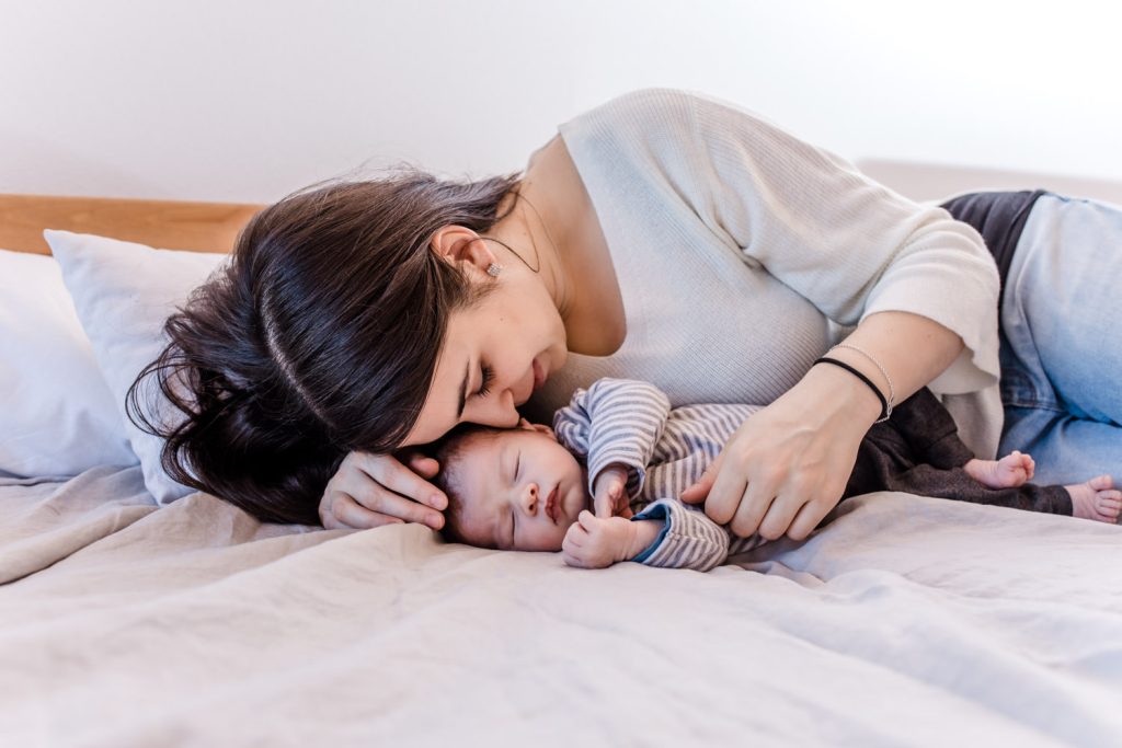 Mama mit schlafendem Baby im Elternbett - Homestory - Fotos zu Hause
