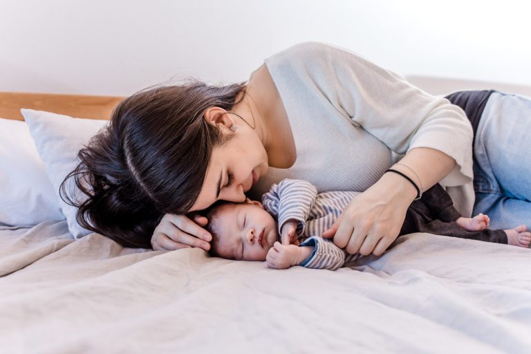 Mama mit schlafendem Baby im Elternbett - Homestory - Fotos zu Hause