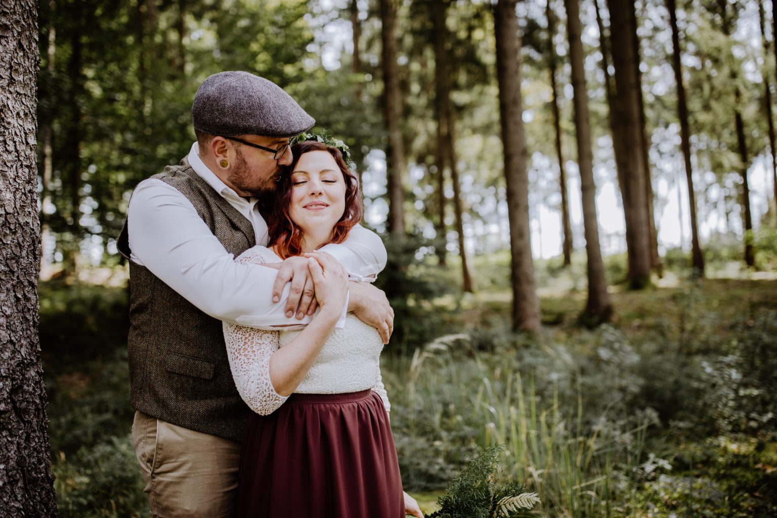 Bräutigam umarmt seine Braut bei der freien Trauung im Garten