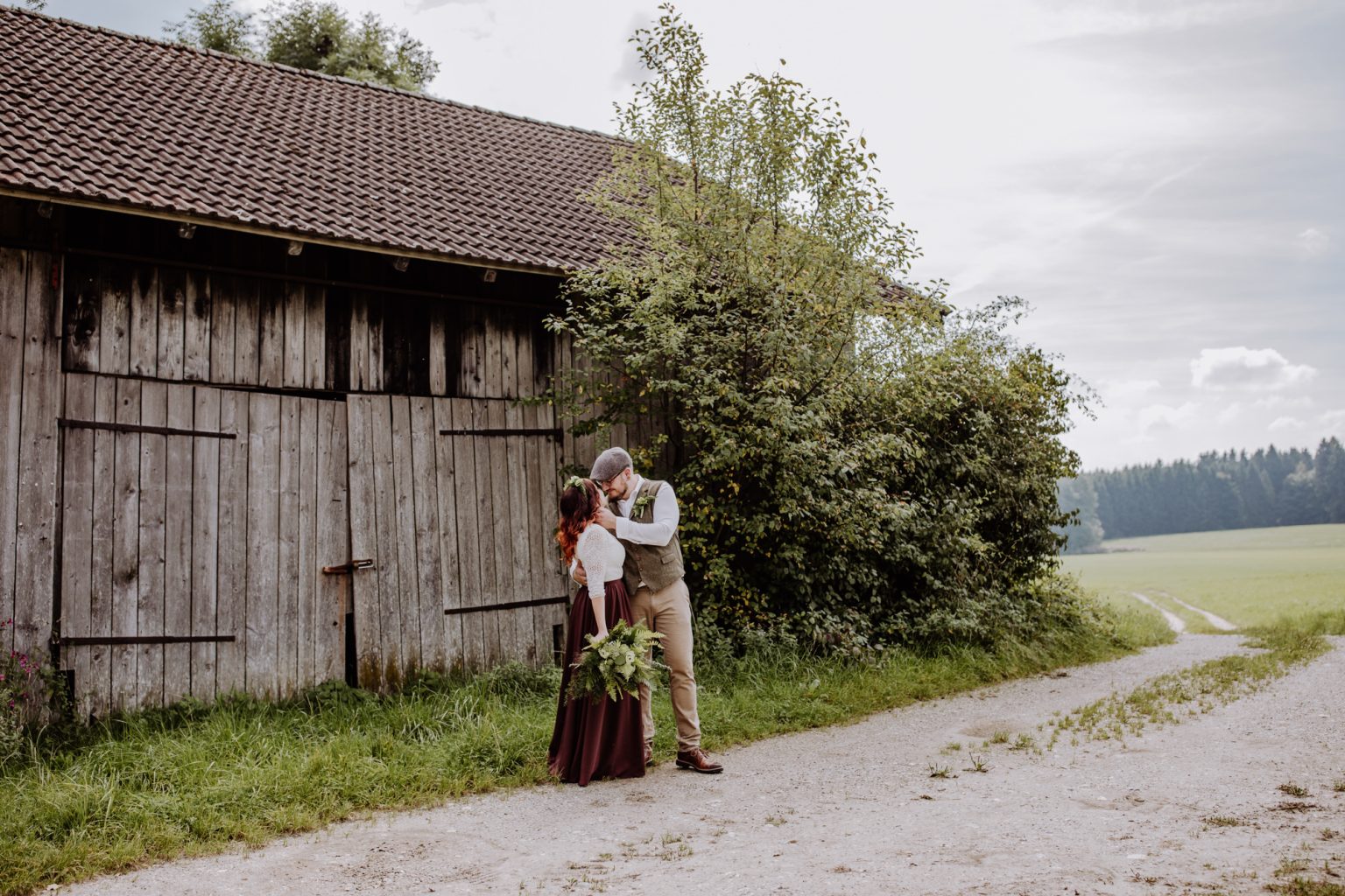 Hochzeitsfotos vor einem Stadl in der Natur