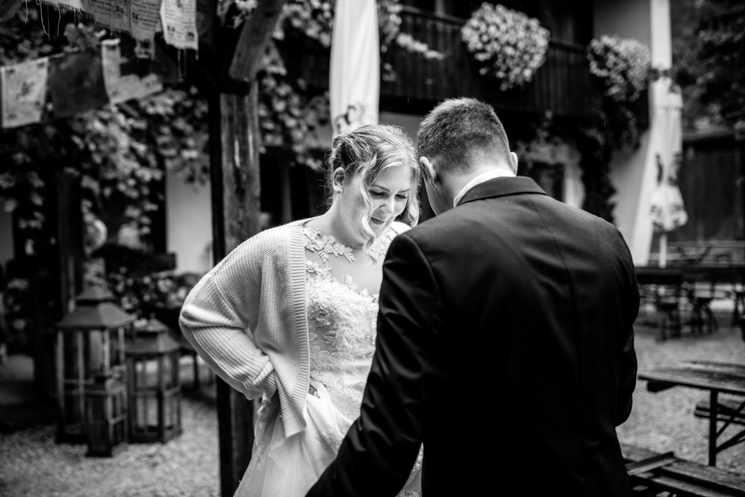 Bräutigam trifft seine zukünftige Frau im weißen Hochzeitskleid