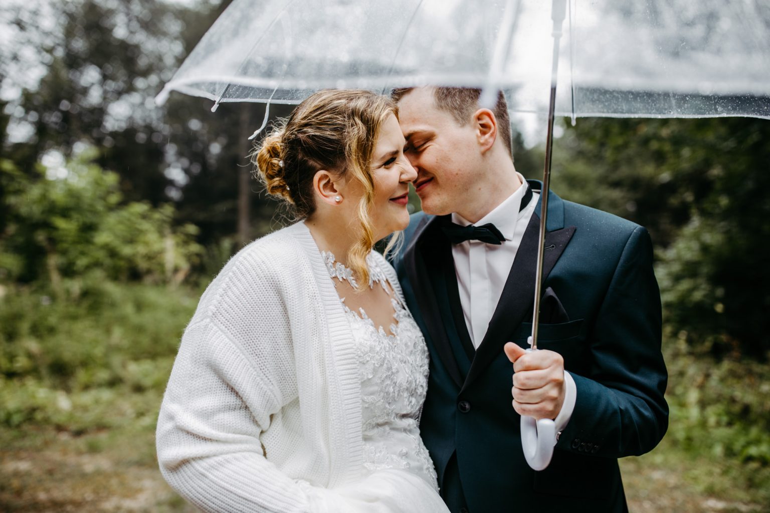 Wunderschöne Hochzeitsfotos mit Schirm bei Regen