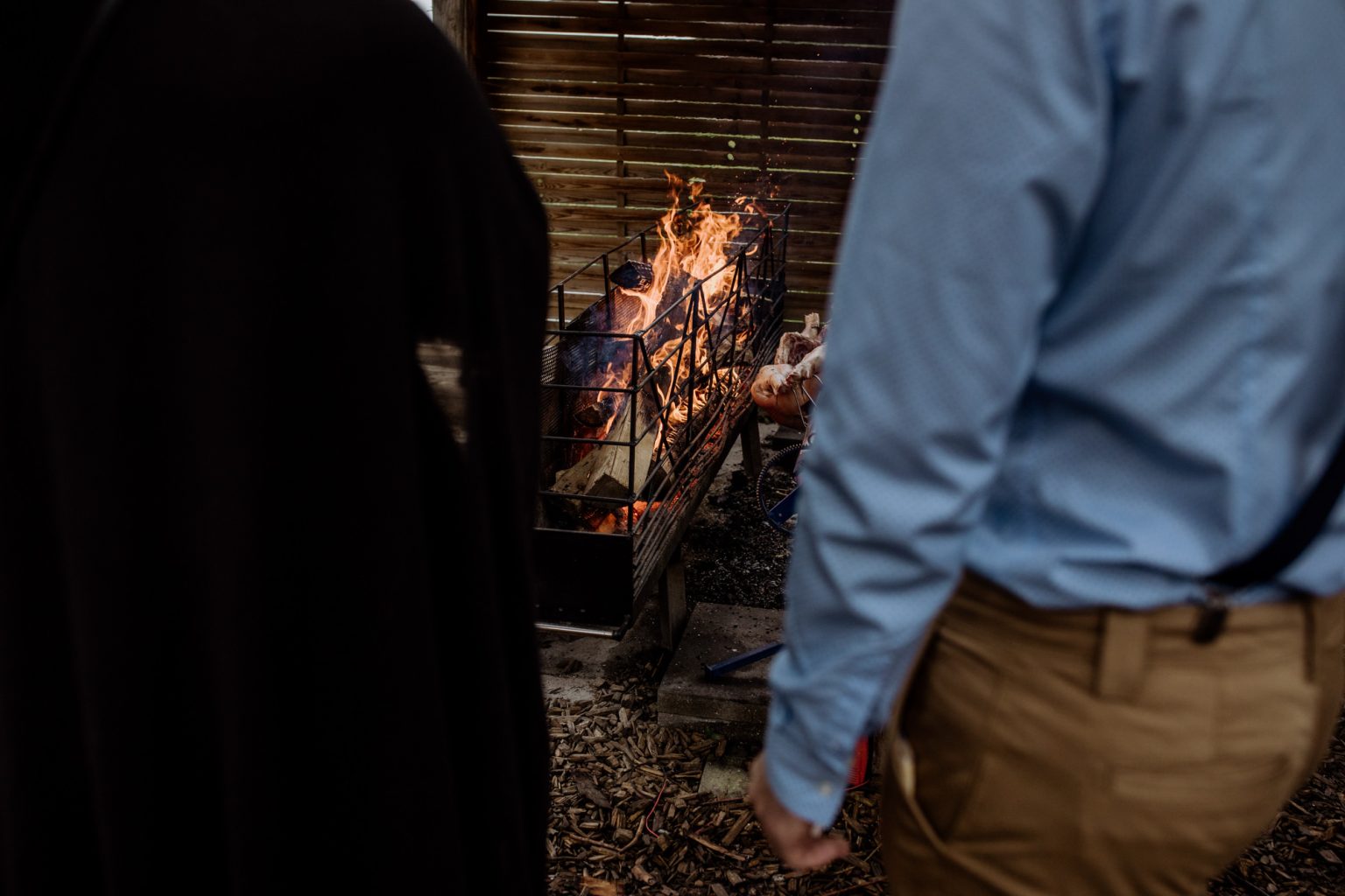 Offenes Feier bei einer regnerischen Hochzeit in der Nähe von Garmisch