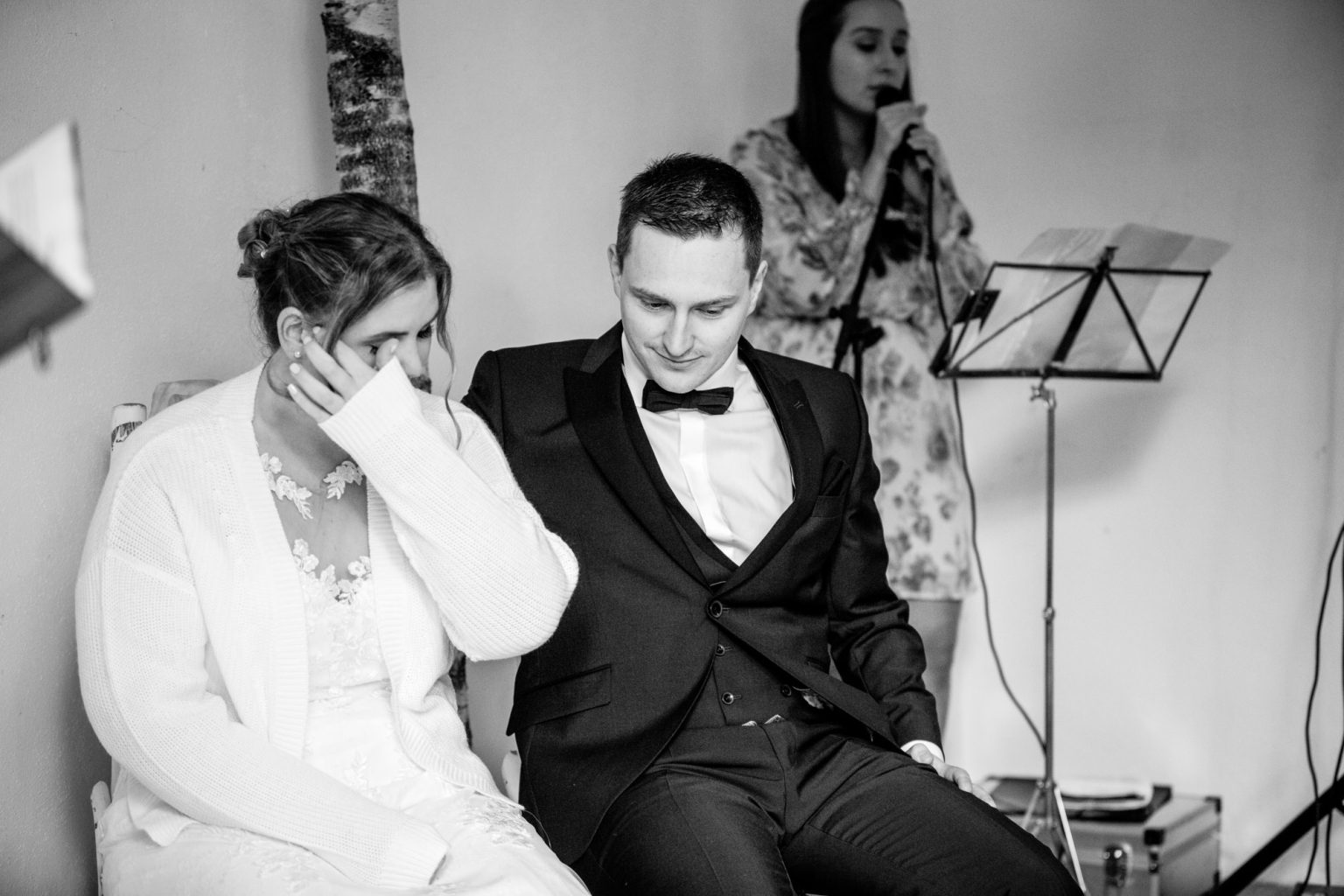 Braut weint bei der Trauung auf der Hütte