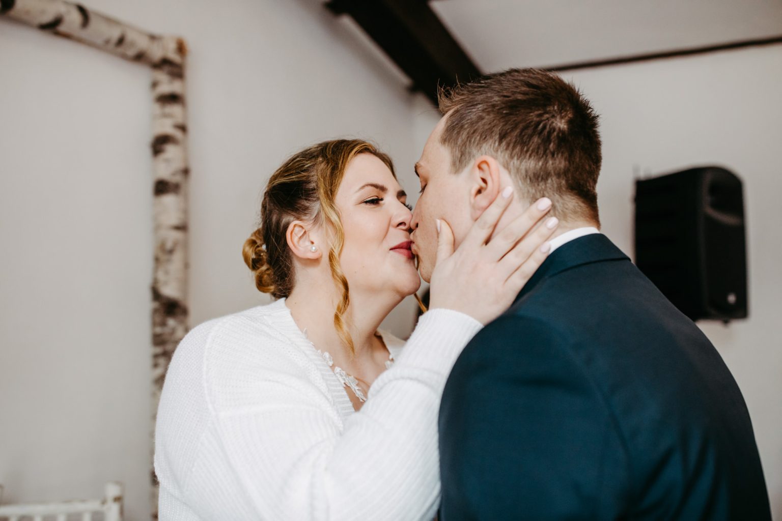 Braut küsst ihren Bräutigam nach dem Ja-Wort