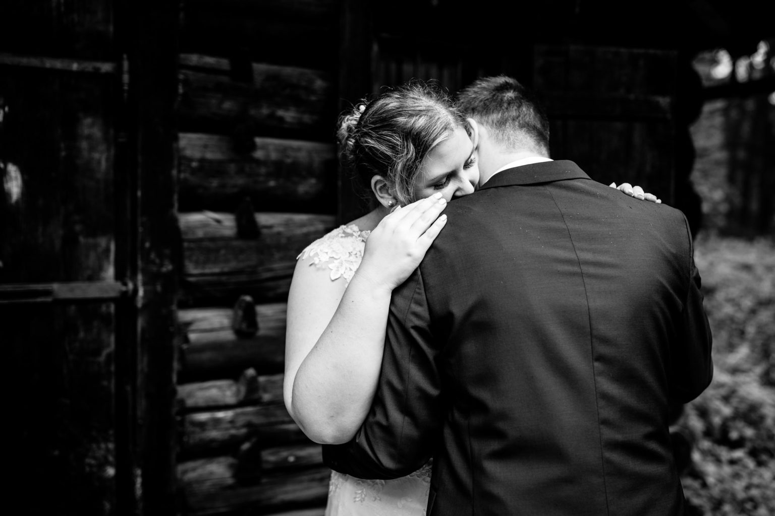 Innige Hochzeitsfotos: Braut umarmt ihren Bräutigam