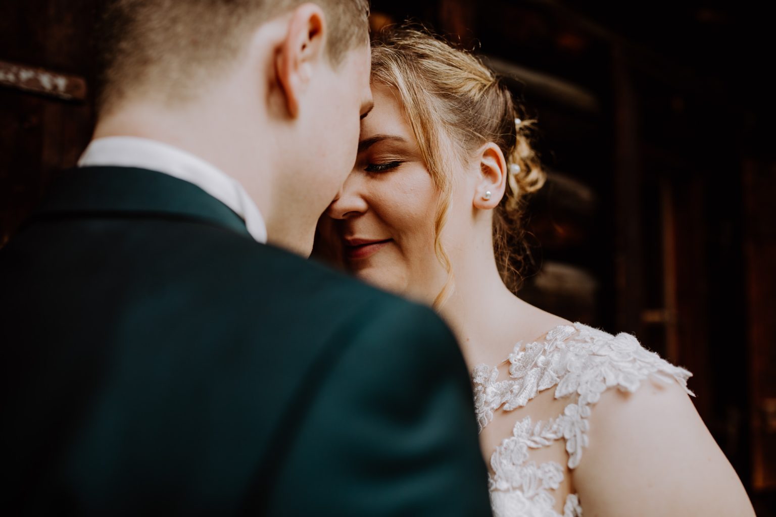 Kopf an Kopf - Bräutigam mit Braut