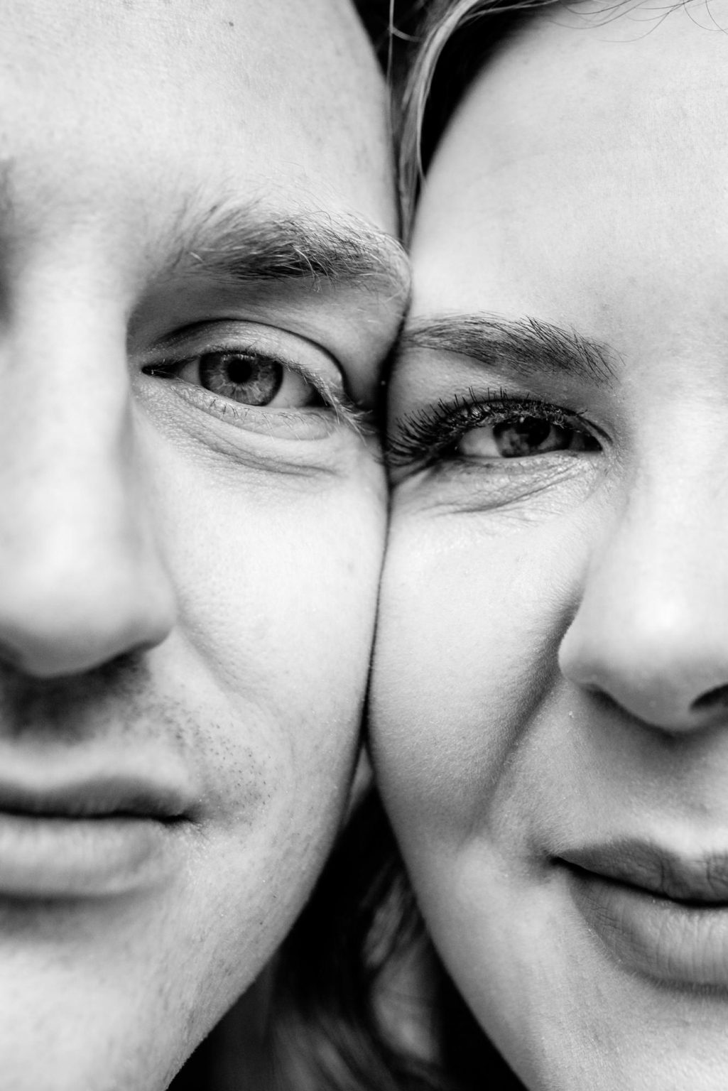 Gesichter aneinander in schwarz weiß