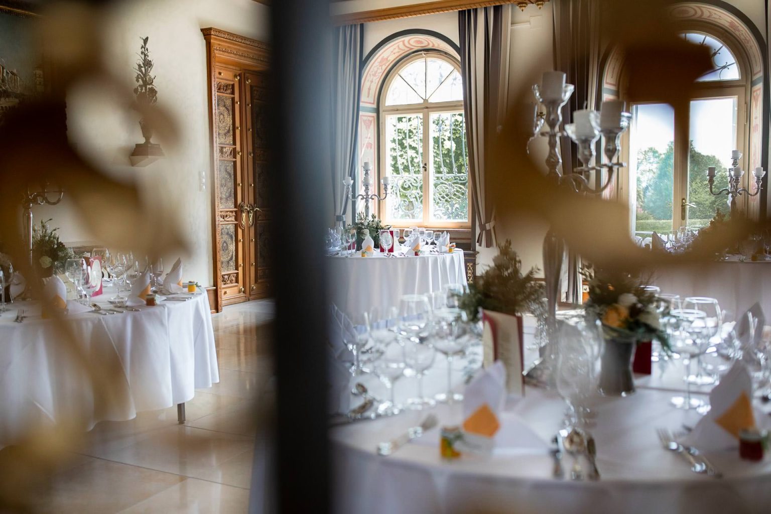 Hochzeitslocation Schloss Höhenried am Starnberger See - Fotos von Innen vom geschmückten Tischen