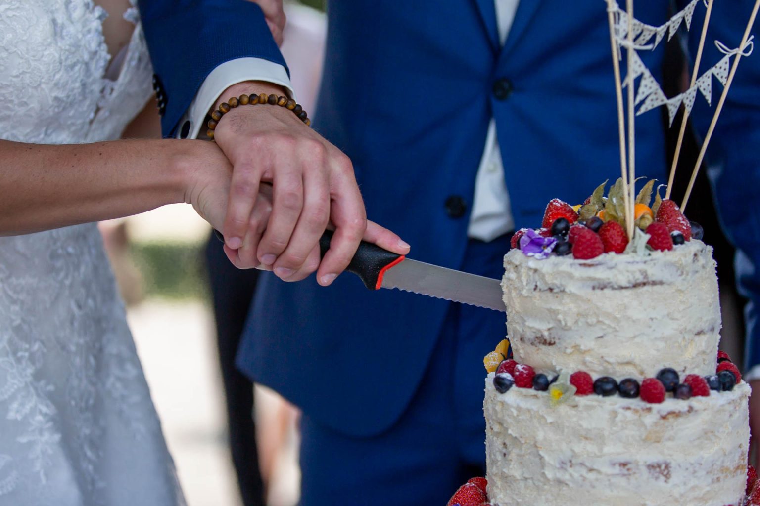 Tortenanschnitt bei einer wunderschönen Hochzeit