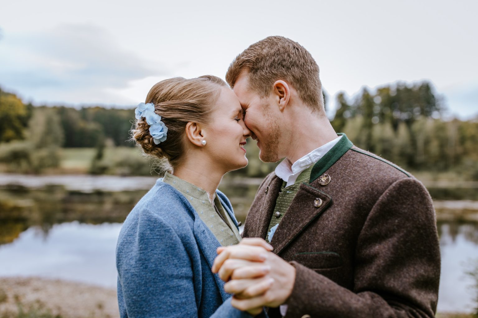 Bräutigam und Braut stehen Kopf an Kopf