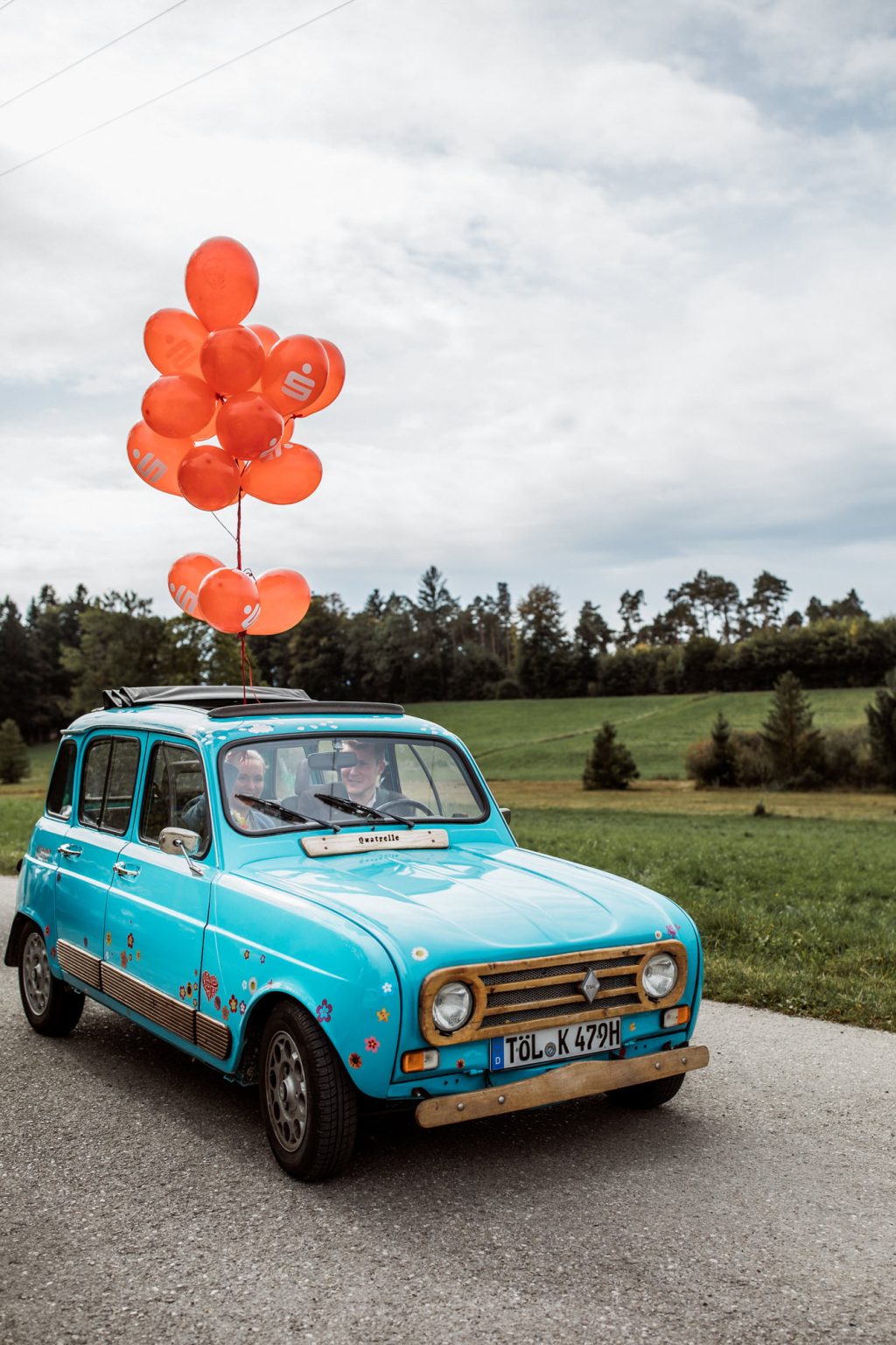 Renault Quatrelle als Hochzeitsauto mit Luftballons aus dem Schiebedach