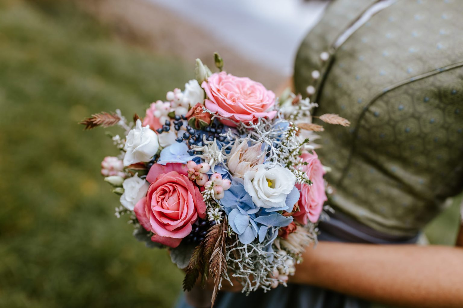 Wunderschöner Brautstrauß passend zum Dirndl