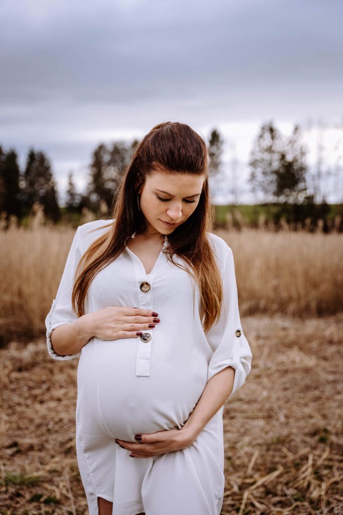 Babybauchfotos auf einem Feld in der Nähe von Weilheim