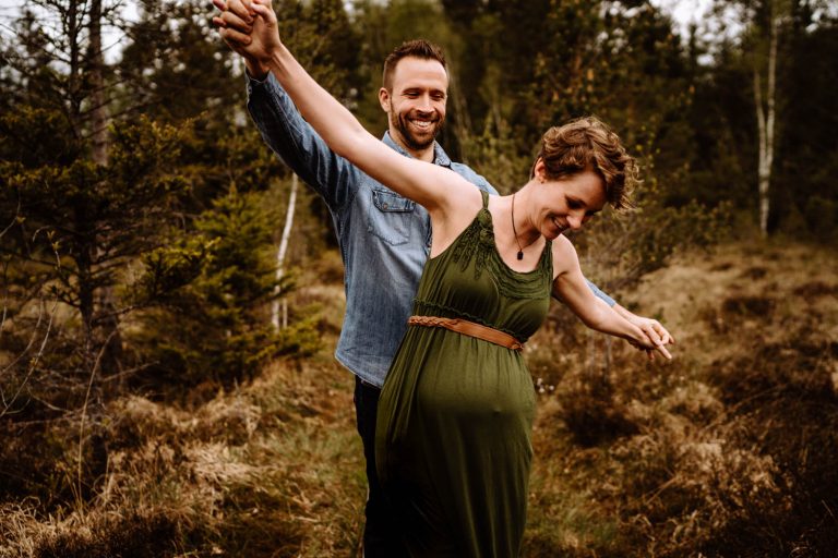 Paar macht emotionale Babybauchfotos in der Natur bei Garmisch