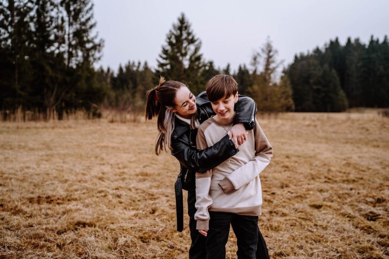 Authentische Geschwisterfotos beim Familienshooting in Garmisch