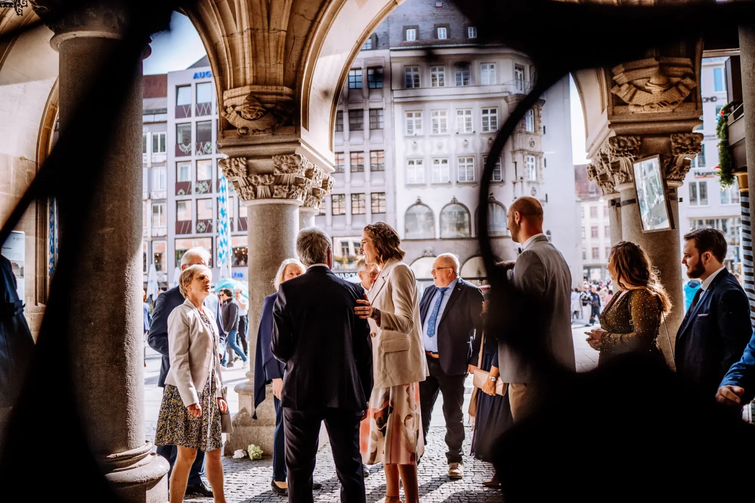 Gäste warten auf die Hochzeit in München am Marienplatz