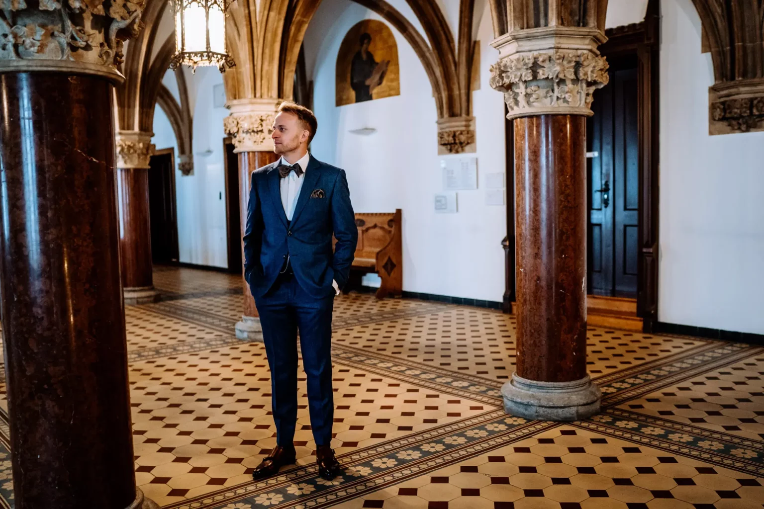 Bräutigam wartet auf seine Braut im Rathaus in München am Marienplatz