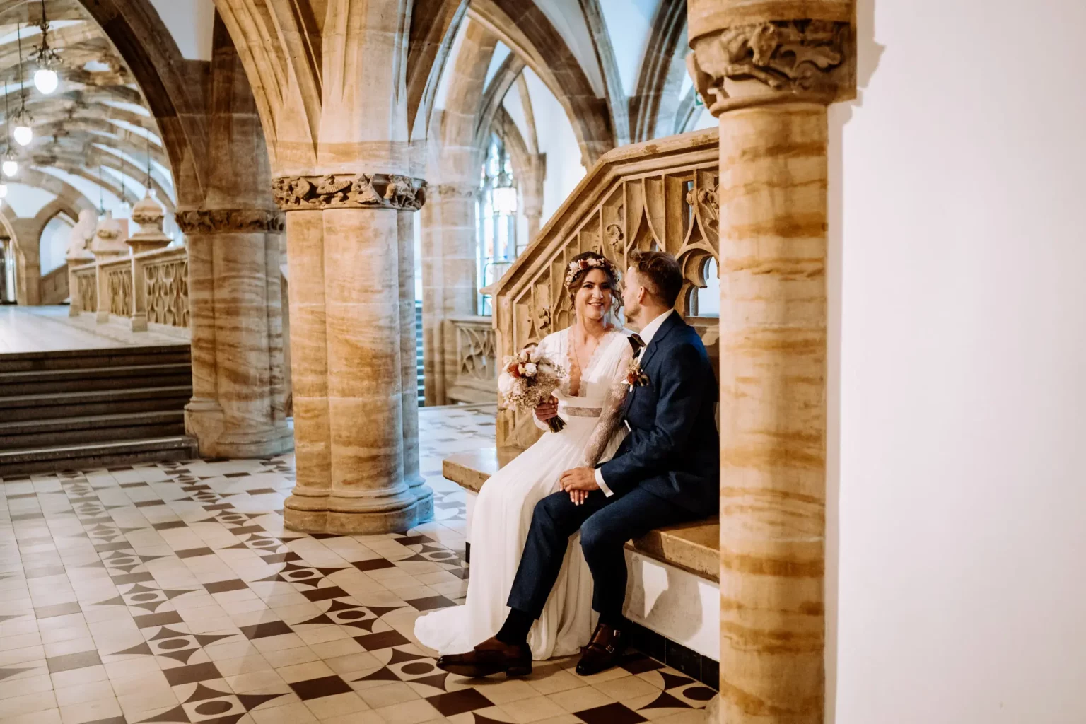Brautpaar wartet auf die Hochzeit im Münchner Rathaus am Marienplatz