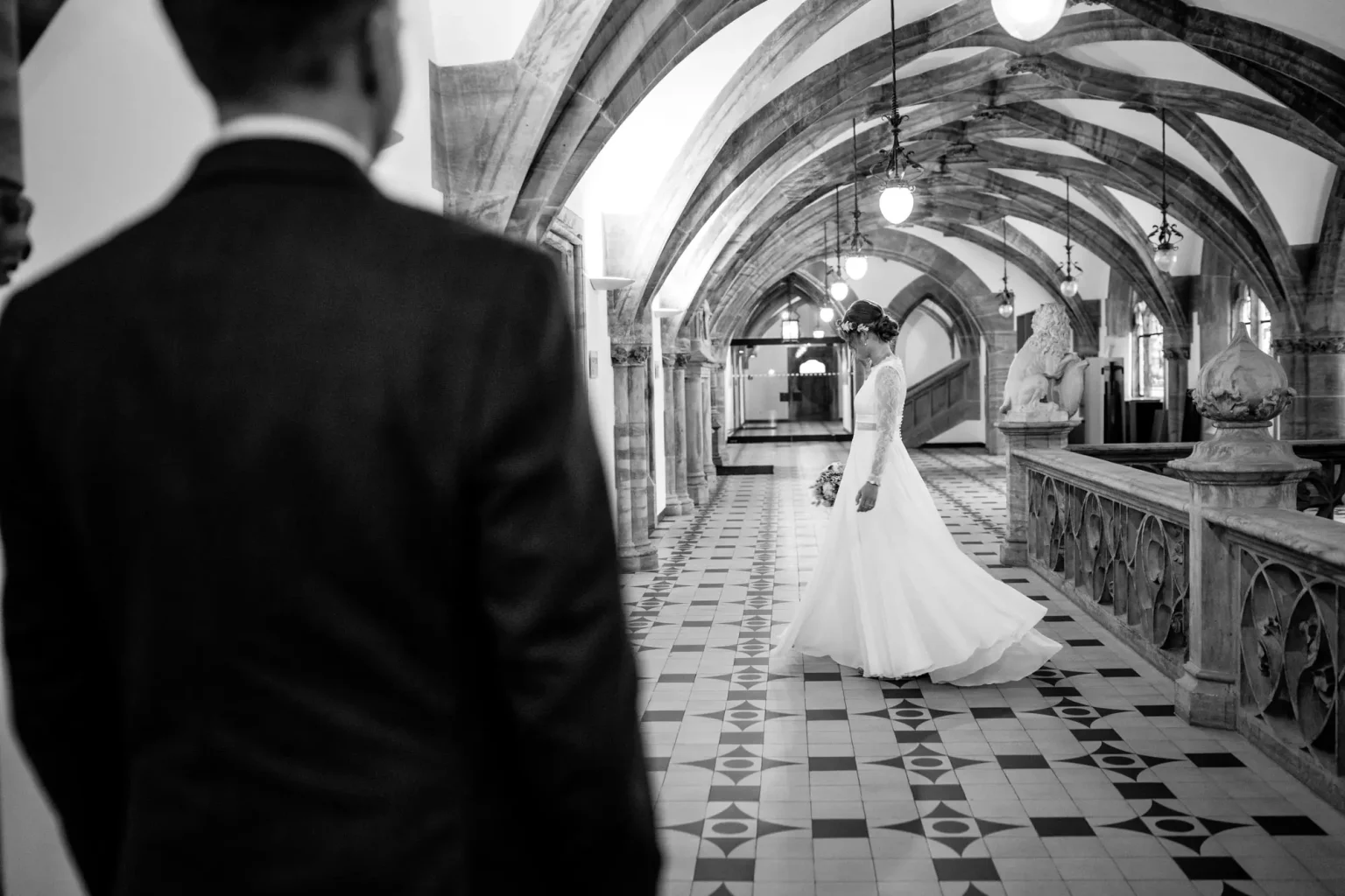 Hochzeitsfotos in Schwarz weiß im Münchner Rathaus