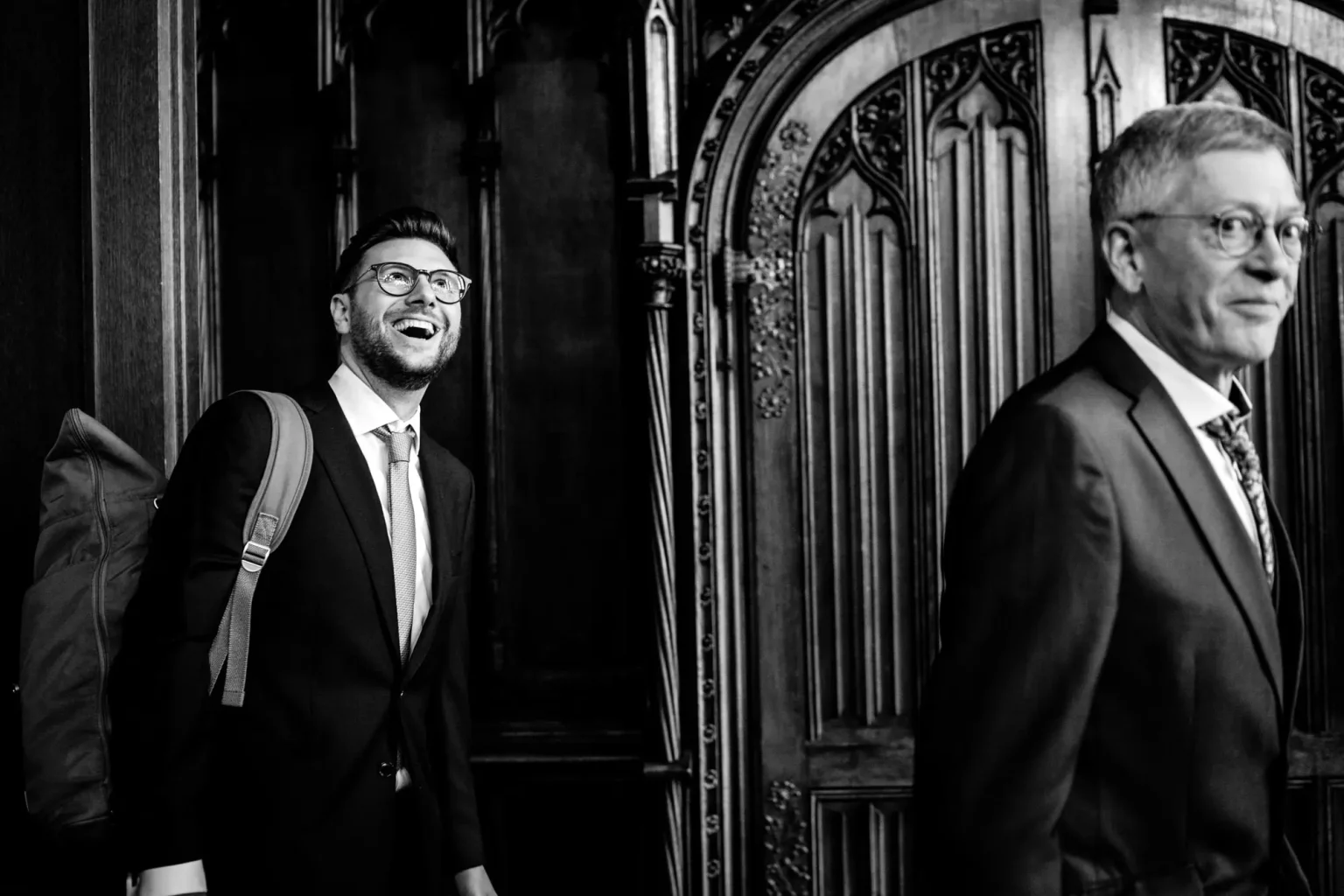 Gäste kommen zur Hochzeit ins Münchner Rathaus