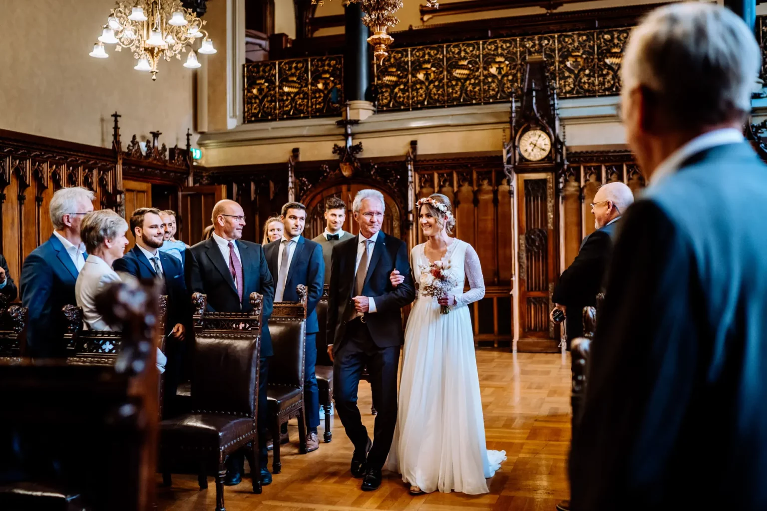 Braut wird zum Altar im Münchner Rathaus gebracht