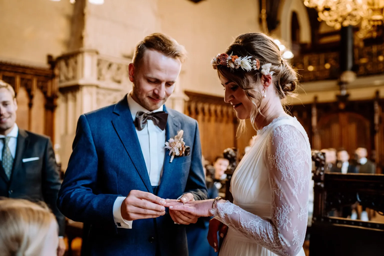 Ringtausch bei der Hochzeit im kleinen Sitzungssaal in München