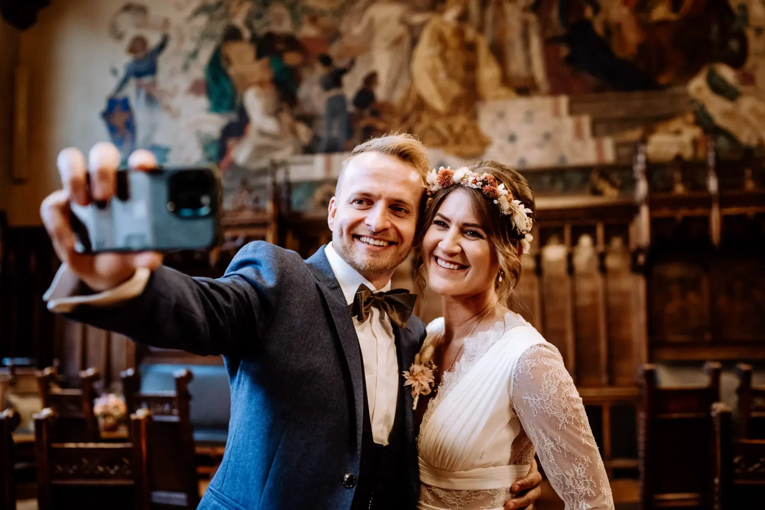 Selfie vom Brautpaar nach der Trauung