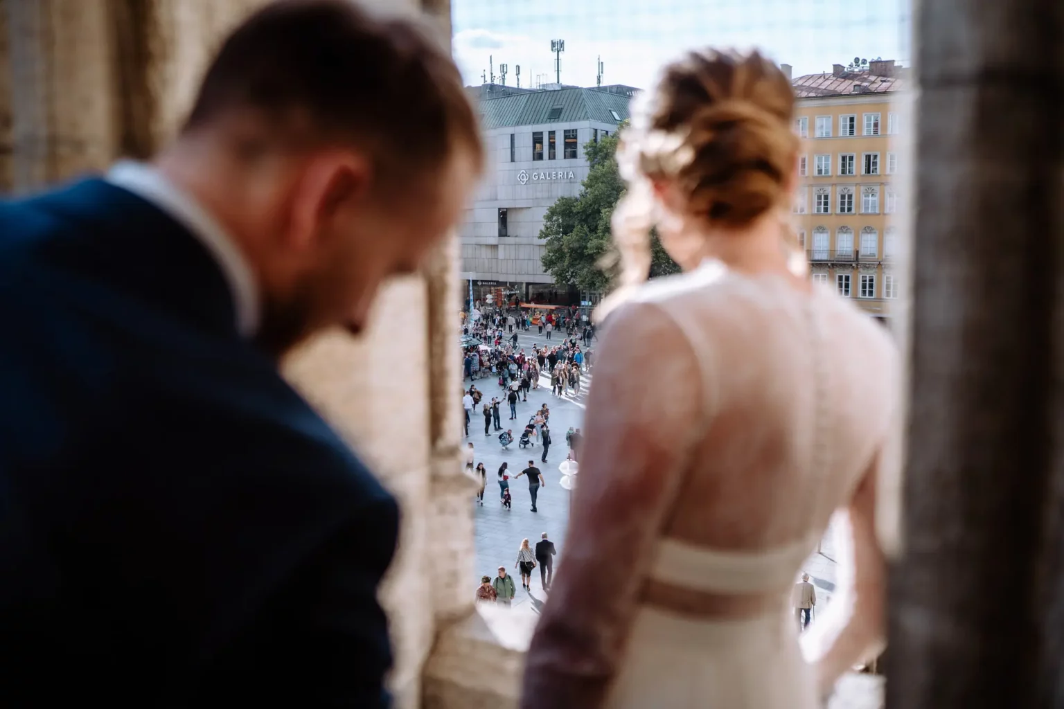 Hochzeitsfotos auf dem Balkon im Münchner Rathaus