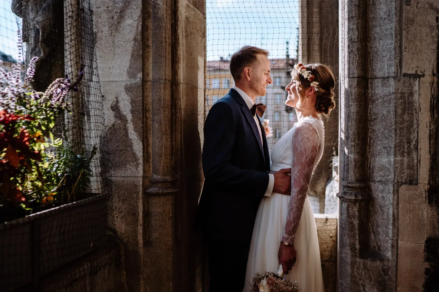 Authentische Hochzeitsfotos im Münchner Rathaus auf dem Balkon