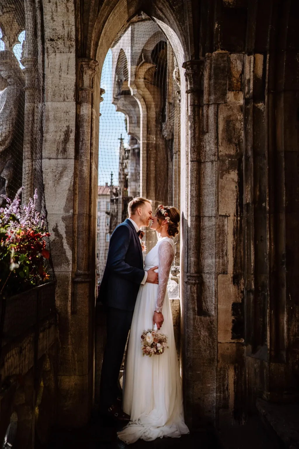 Emotionale Hochzeitsfotos im Münchner Rathaus über dem Marienplatz