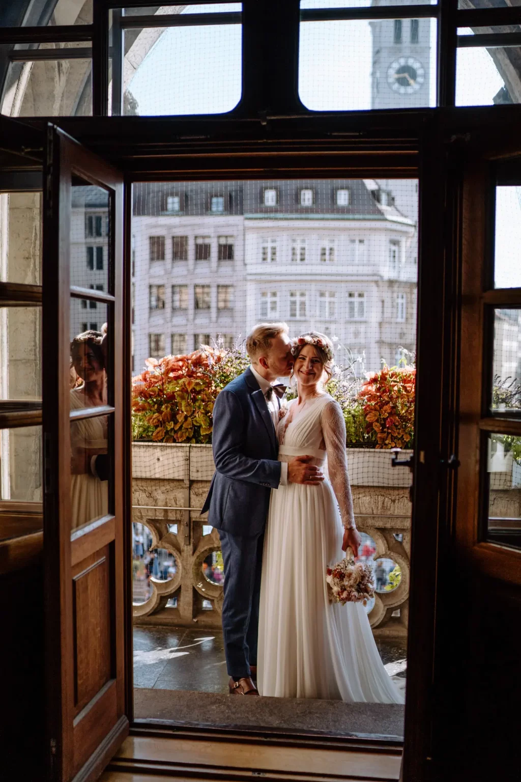 Besondere Hochzeitsfotos in München über dem Marienplatz