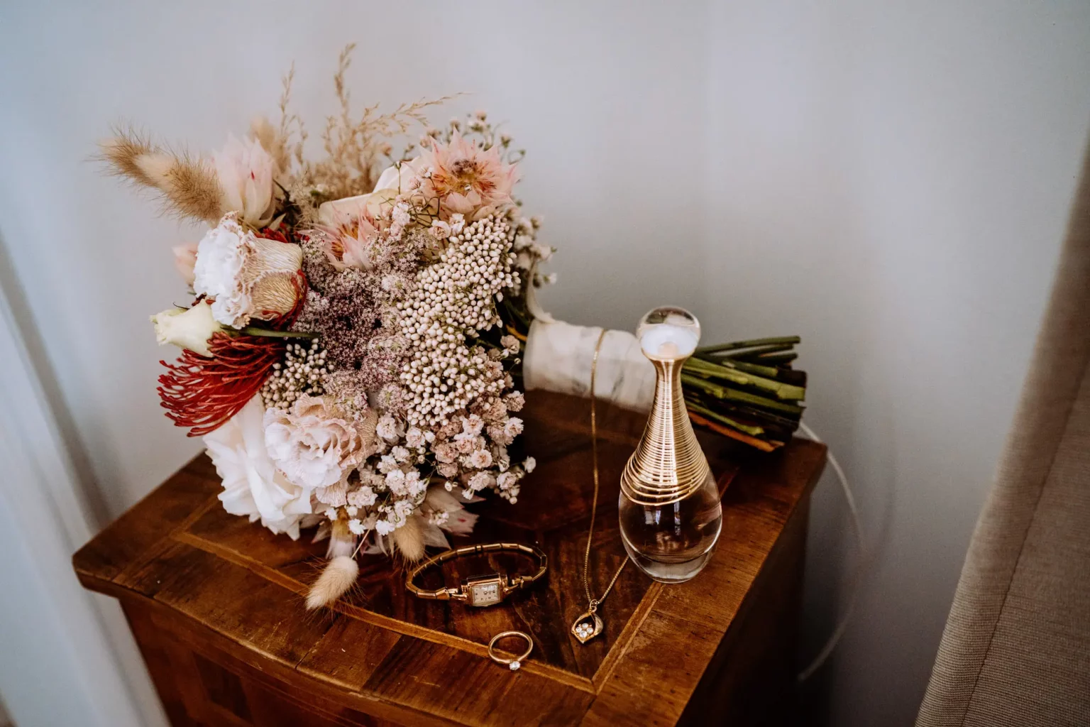 Brautstrauß liegt bereit für die Braut für die Hochzeit in München am Marienplatz