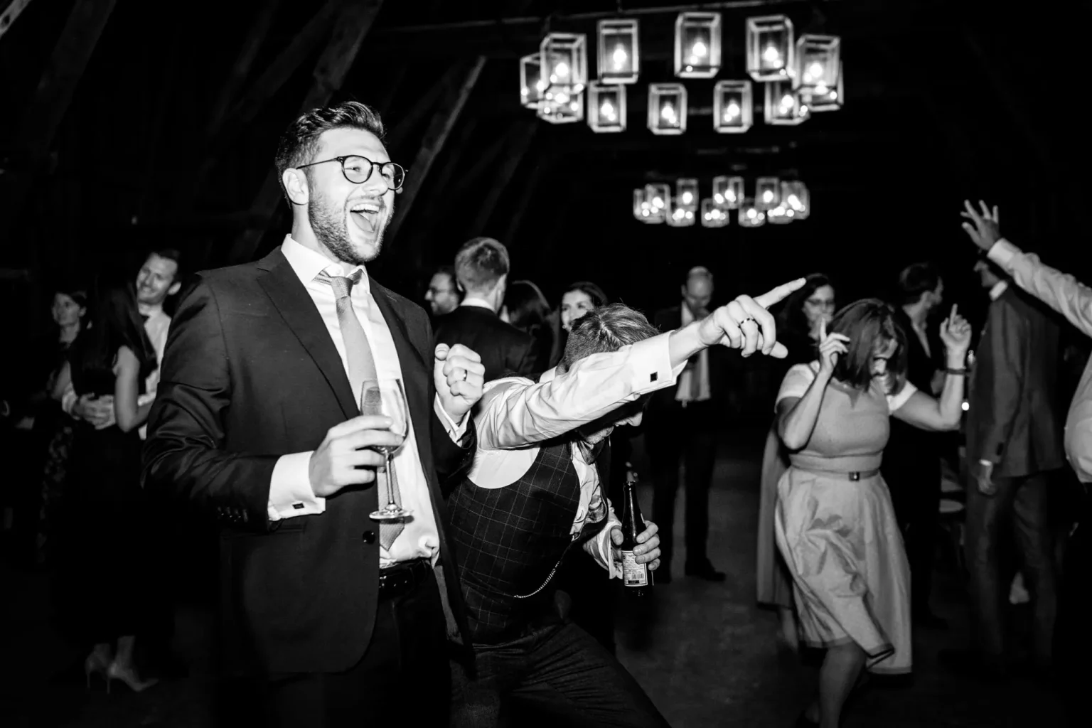 Gästefotos bei der Hochzeitsfeier im Englischen Garten in München