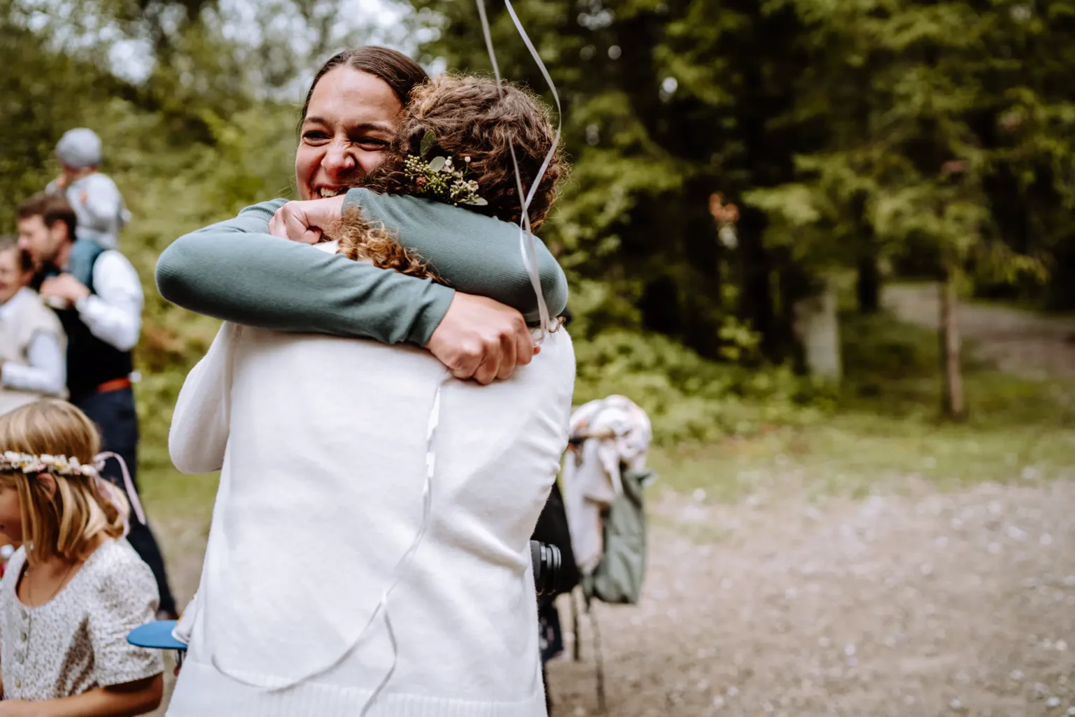 Glückwünsche von den besten Freunden nach der Trauung der beiden Bräute