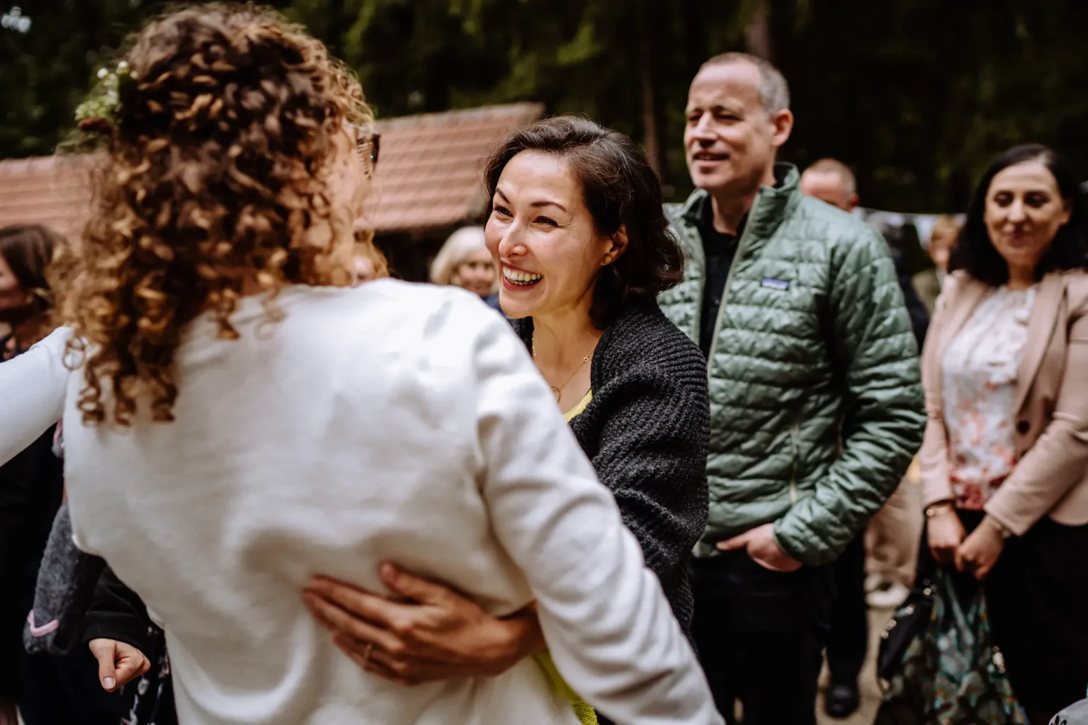 Glückwünsche nach der Zeremonie der beiden Bräute
