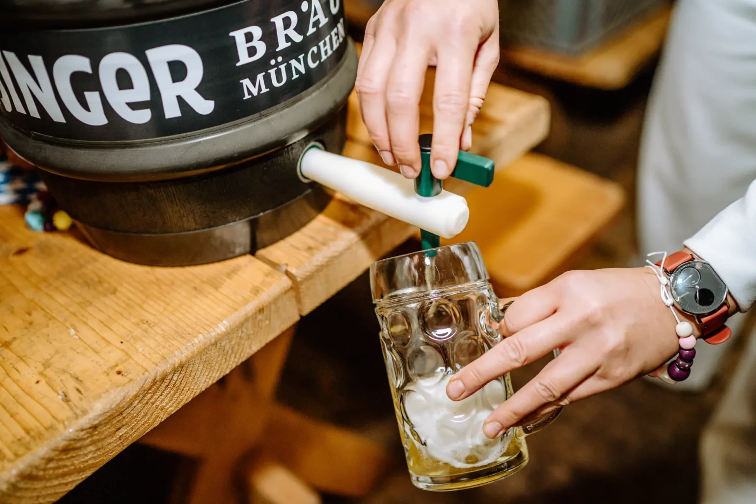 Bier selbst zapfen bei der Party nach der Freien Trauung