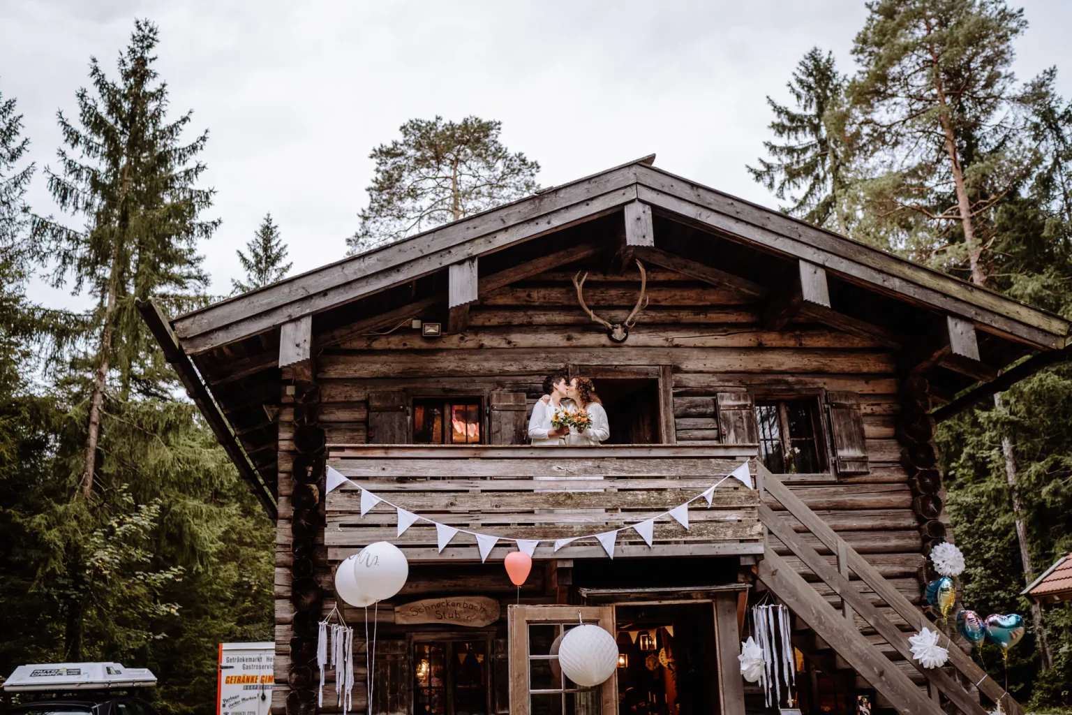 Bräute küssen sich nach der freien Trauung in ihrer Hochzeitslocation in der Nähe der Berge