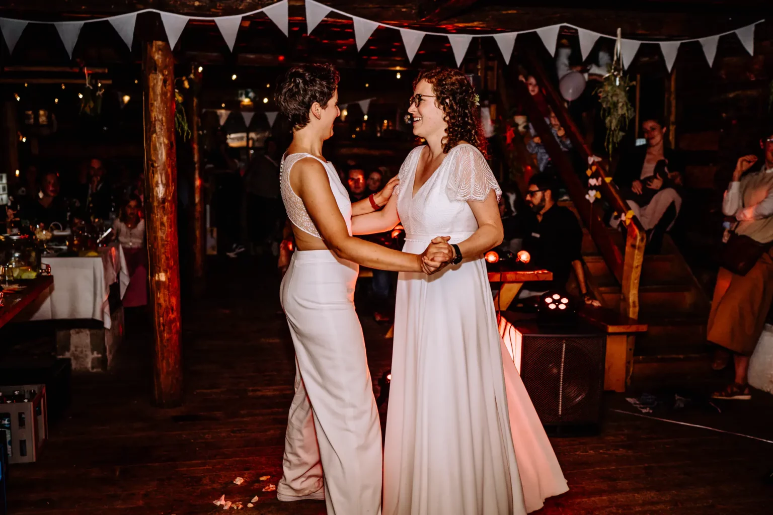 Bräute tanzen beim Hochzeitstanz bei einer gleichgeschlechtlichen Hochzeit in Ruhpolding am Fuße der Alpen