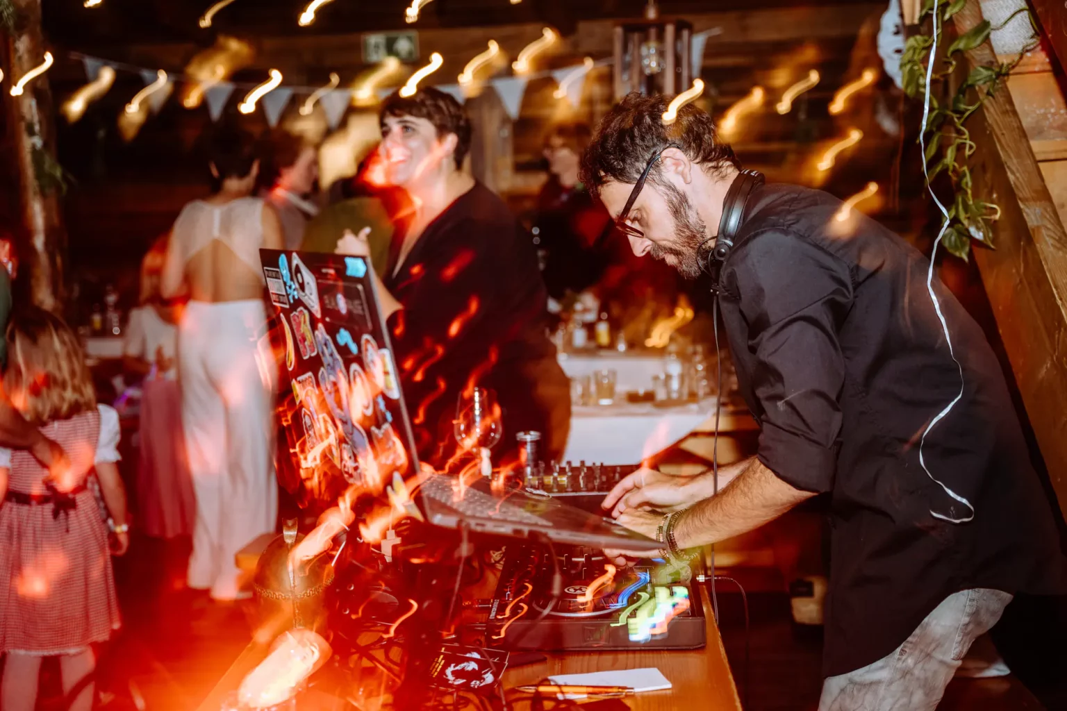 Party voll im Gange bei einer ganz besonderen Freien Trauung von zwei Bräuten in Ruhpolding