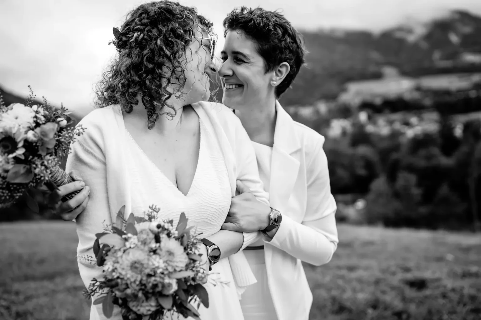 Ganz in weiß haben beide Bräute ihre Hochzeitsfotos vor ihrer ganze besonderen Freien Trauung