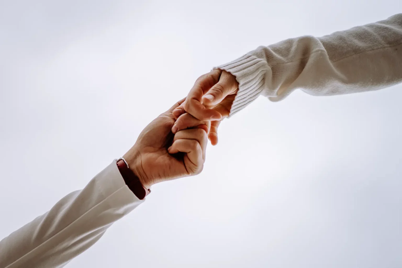 Hand in Hand zu den Hochzeitsfotos vor einer ganz besonderen Freien Trauung