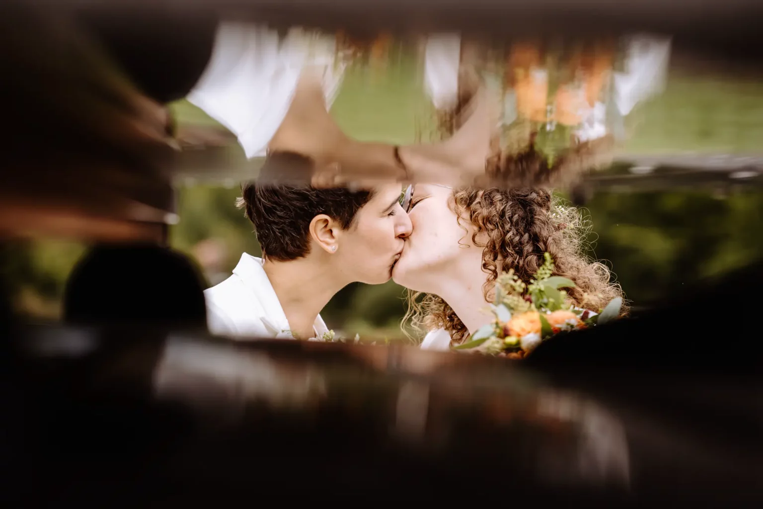 Braut und Braut küssen sich bei ihren Hochzeitsfotos